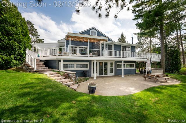 900 Indianwood Road, Orion Charter Township, MI 48362