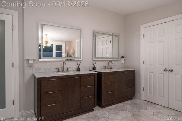 900 Indianwood Road, Orion Charter Township, MI 48362