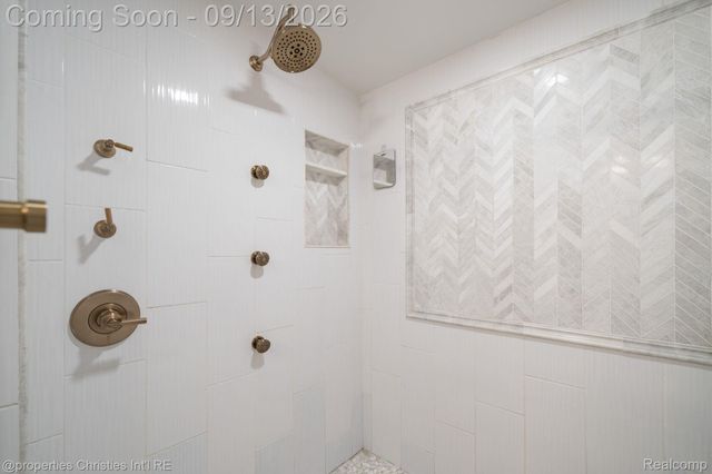 900 Indianwood Road, Orion Charter Township, MI 48362
