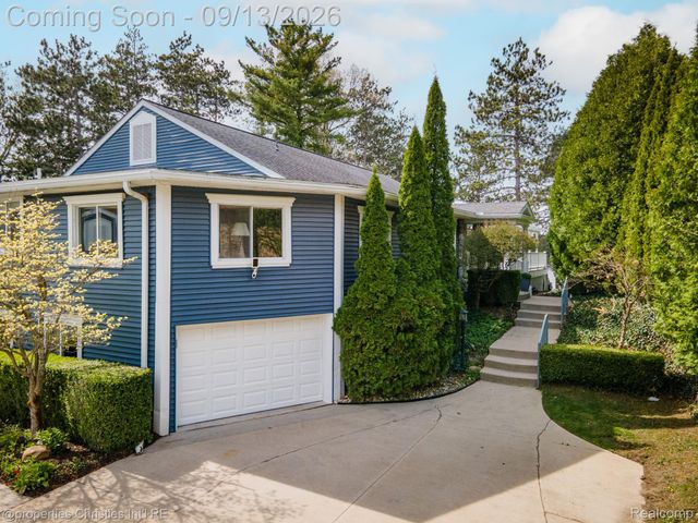 900 Indianwood Road, Orion Charter Township, MI 48362