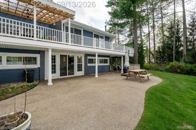 900 Indianwood Road, Orion Charter Township, MI 48362