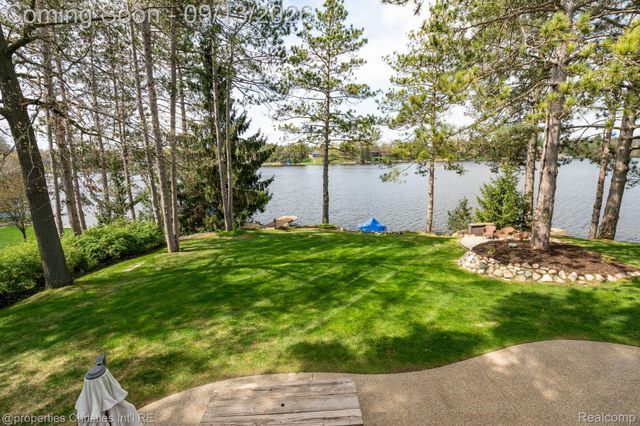 900 Indianwood Road, Orion Charter Township, MI 48362