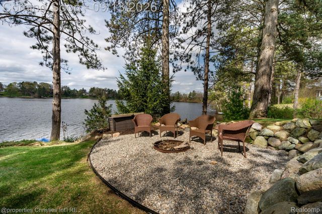 900 Indianwood Road, Orion Charter Township, MI 48362