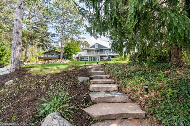 900 Indianwood Road, Orion Charter Township, MI 48362