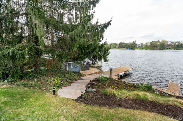 900 Indianwood Road, Orion Charter Township, MI 48362