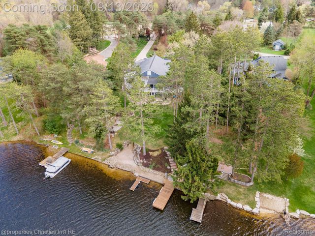 900 Indianwood Road, Orion Charter Township, MI 48362