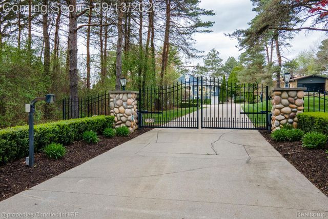 900 Indianwood Road, Orion Charter Township, MI 48362