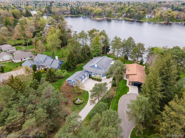 900 Indianwood Road, Orion Charter Township, MI 48362