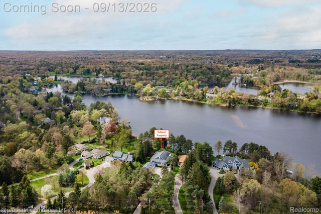 900 Indianwood Road, Orion Charter Township, MI 48362