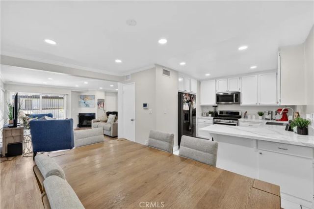 19231 Sherman 27, Reseda, CA 91335