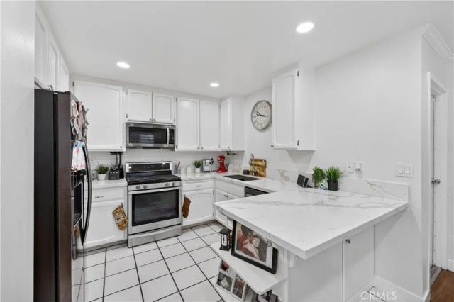 19231 Sherman 27, Reseda, CA 91335