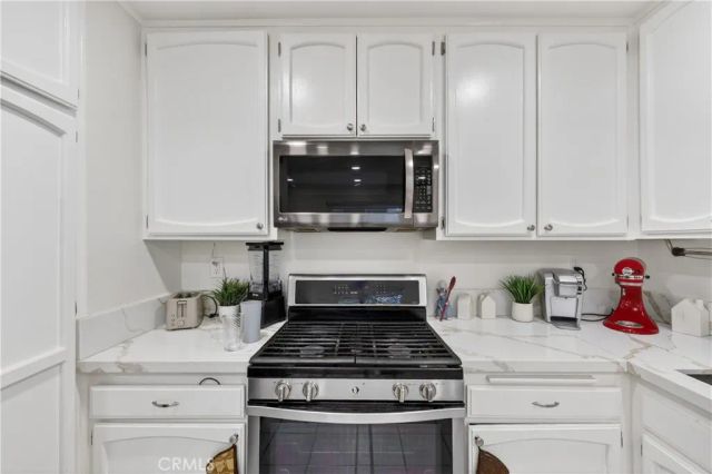 19231 Sherman 27, Reseda, CA 91335