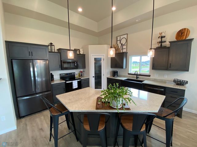 1819 67th Avenue S, Fargo, ND 58104