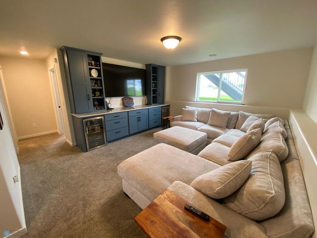 1819 67th Avenue S, Fargo, ND 58104