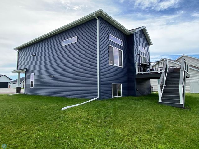 1819 67th Avenue S, Fargo, ND 58104