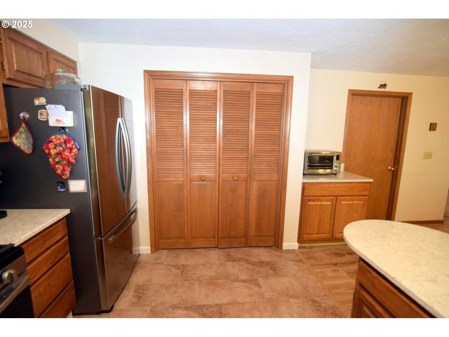 6074 FIRCREST St, Salem, OR 97306