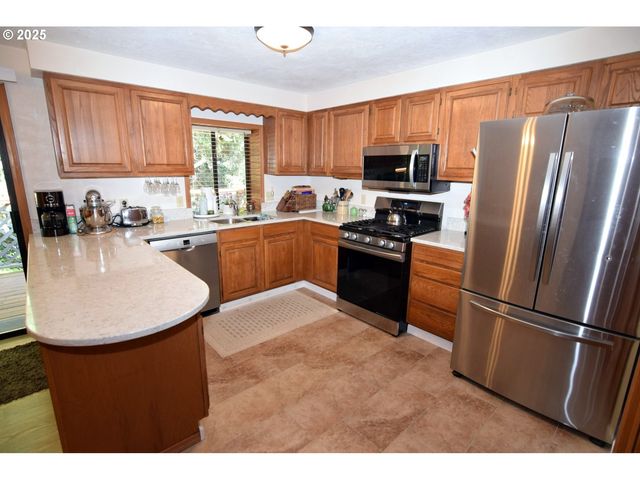 6074 FIRCREST St, Salem, OR 97306