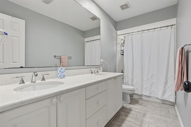19 E Sundance Circle, The Woodlands, TX 77382
