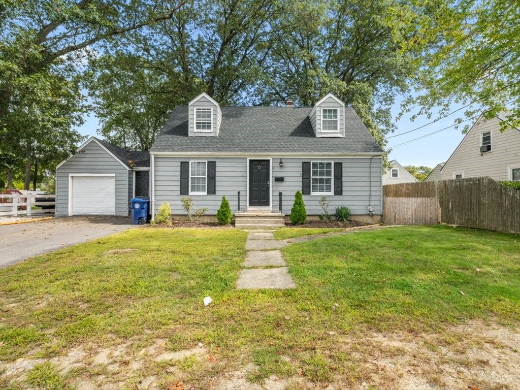 40 Buttonwoods Avenue, Warwick, RI 02886