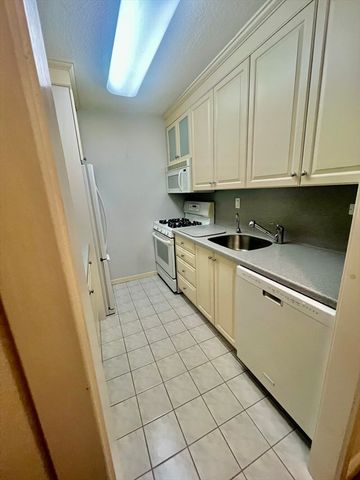 9 Hawthorne Place 14N, Boston, MA 02114