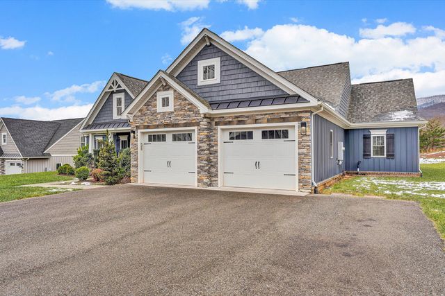 689 Ambler LN, Salem, VA 24153