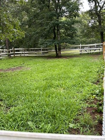 4 Conservation Circus, Ridge, NY 11961
