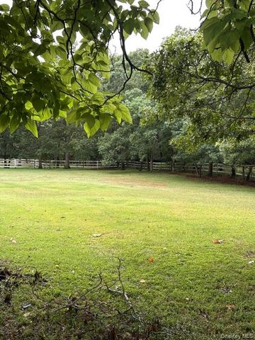 4 Conservation Circus, Ridge, NY 11961