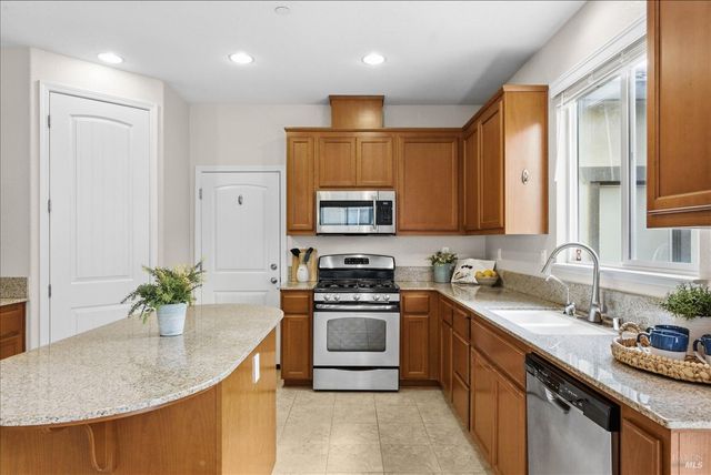 621 Del Mar Cir, Vacaville, CA 95688