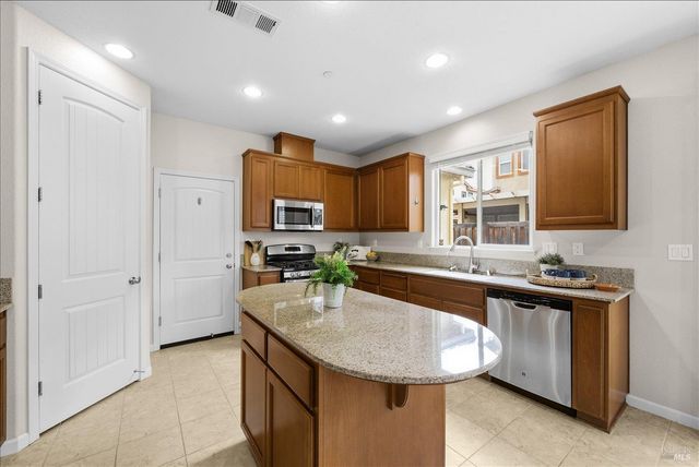 621 Del Mar Cir, Vacaville, CA 95688