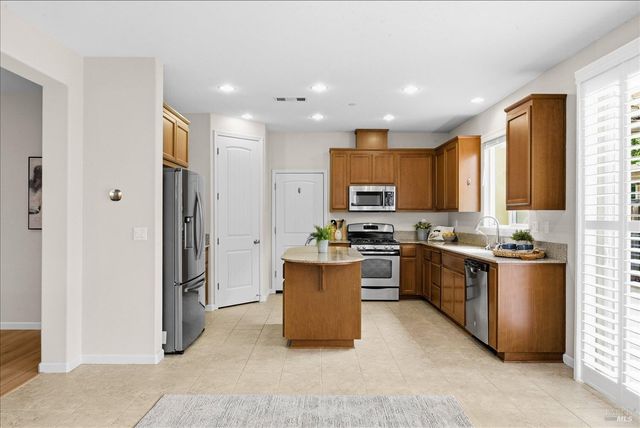 621 Del Mar Cir, Vacaville, CA 95688