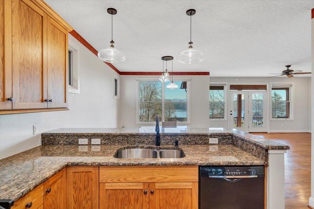 209 Park Shores CIR, Moneta, VA 24121