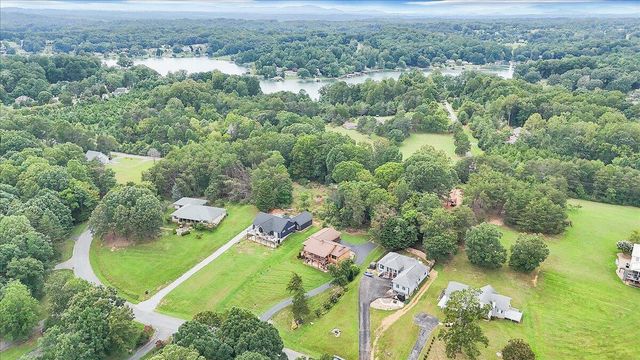 209 Park Shores CIR, Moneta, VA 24121