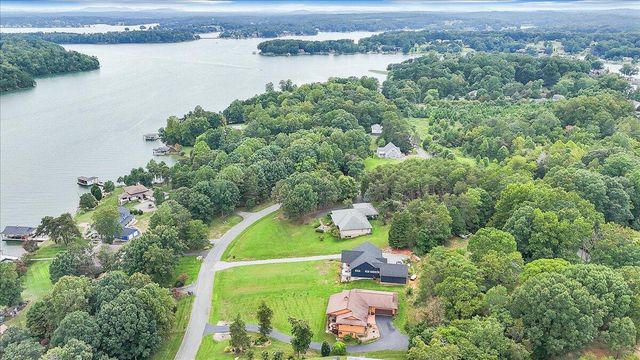 209 Park Shores CIR, Moneta, VA 24121