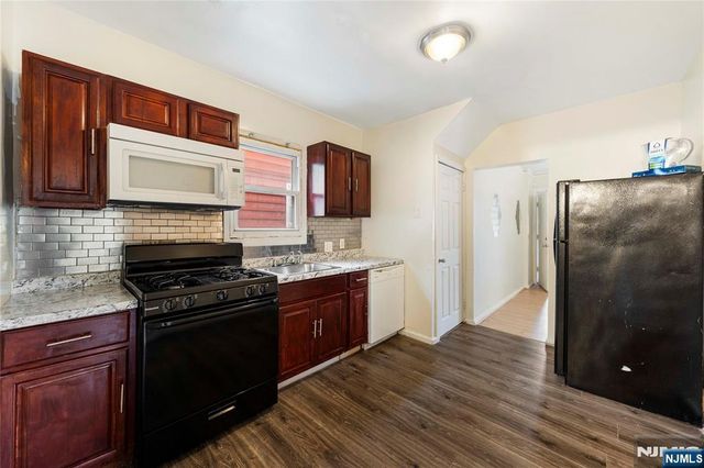 28 Beechwood Place, Irvington, NJ 07111