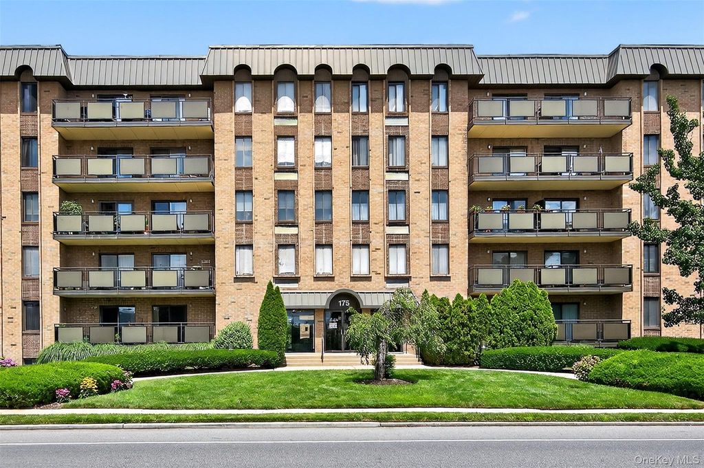175 Maple Avenue 2M, Westbury, NY 11590 — exterior