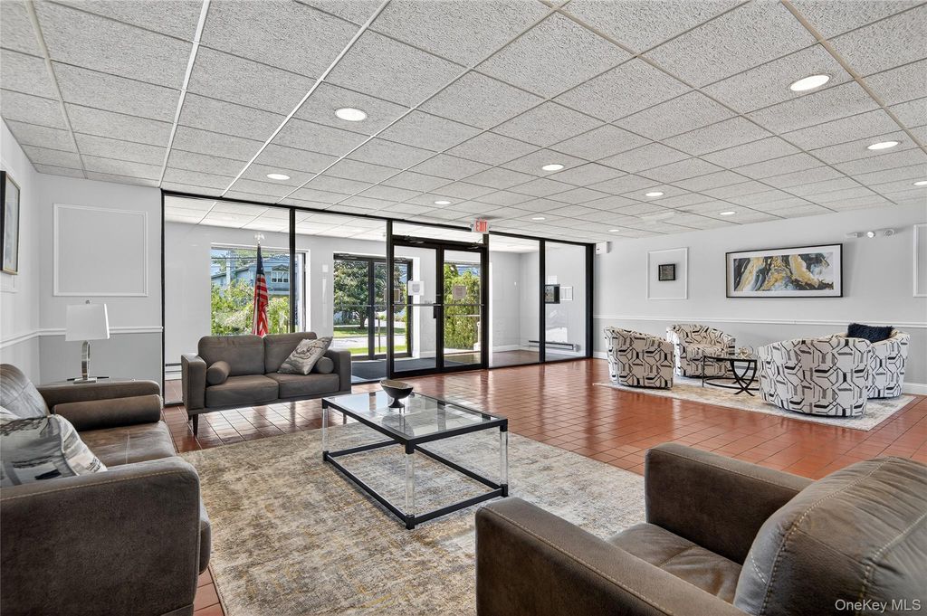 175 Maple Avenue 2M, Westbury, NY 11590 — photo 2