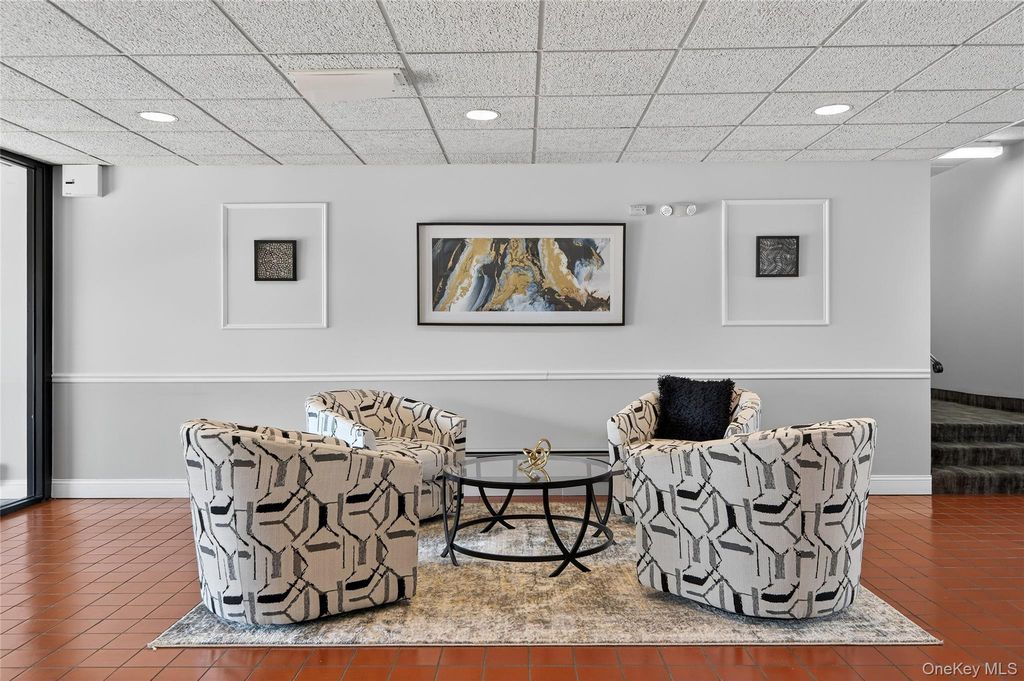 175 Maple Avenue 2M, Westbury, NY 11590 — photo 3