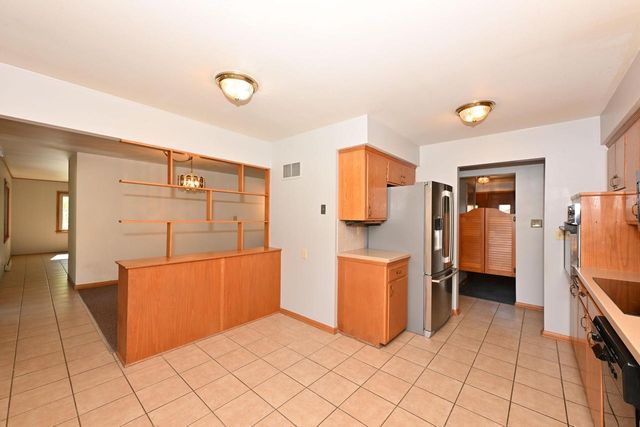 1710 Poplar AVENUE, South Milwaukee, WI 53172