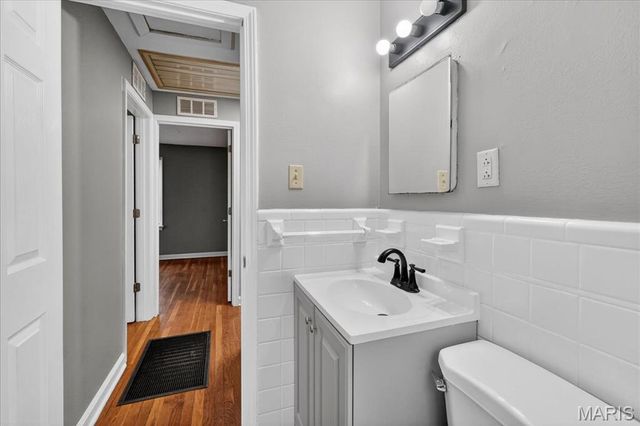 10128 Ashbrook Drive, St Louis, MO 63137