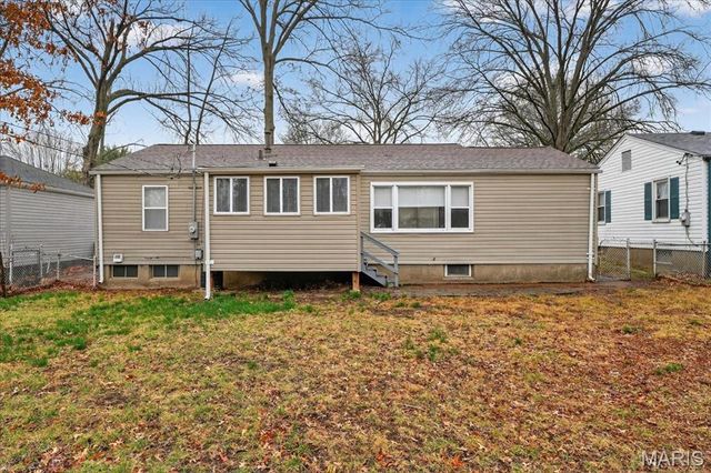 10128 Ashbrook Drive, St Louis, MO 63137