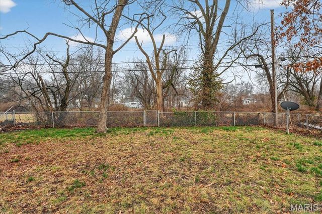 10128 Ashbrook Drive, St Louis, MO 63137