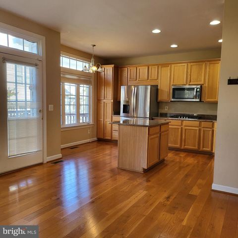 9239 POINT REPLETE DR, Fort Belvoir, VA 22060
