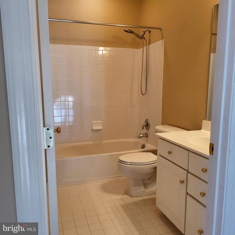 9239 POINT REPLETE DR, Fort Belvoir, VA 22060