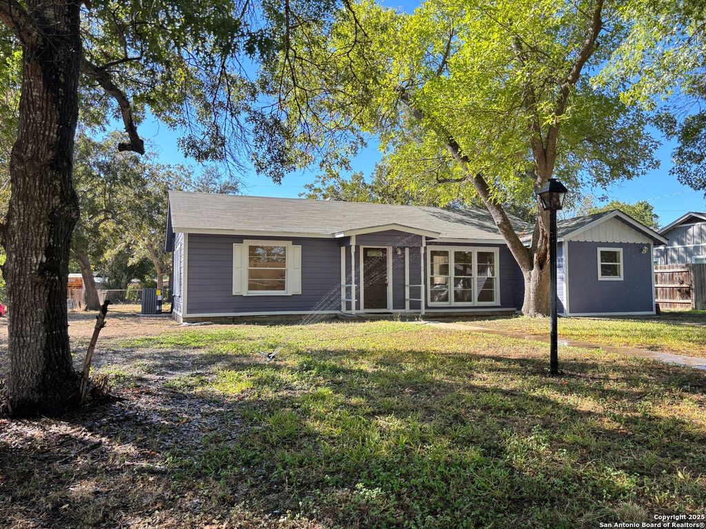 432 Moore, Seguin, TX 78155