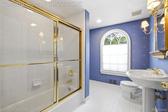 215 Vorn Lane, Bloomfield Charter Township, MI 48301