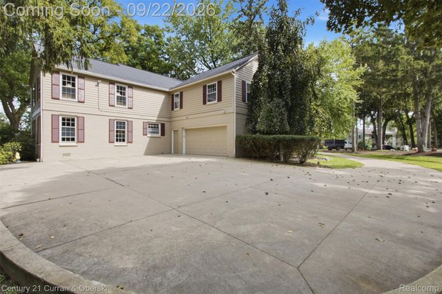 215 Vorn Lane, Bloomfield Charter Township, MI 48301