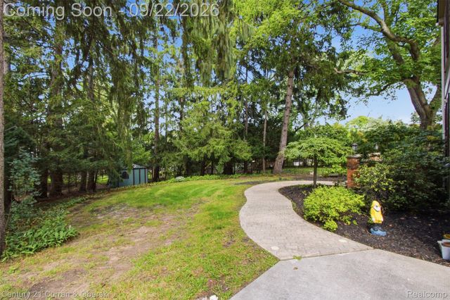 215 Vorn Lane, Bloomfield Charter Township, MI 48301