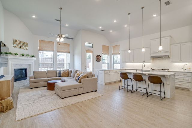 7464 Prairieside Drive, Fort Worth, TX 76123