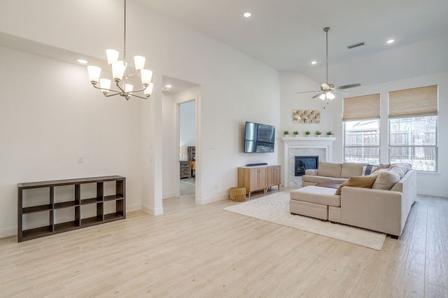 7464 Prairieside Drive, Fort Worth, TX 76123