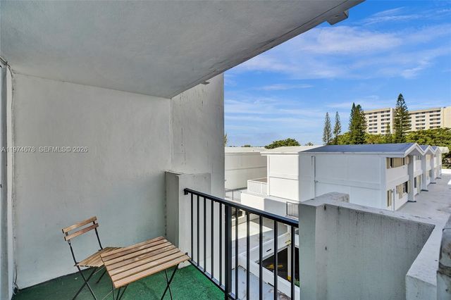 2750 NE 183rd St 406, Aventura, FL 33160